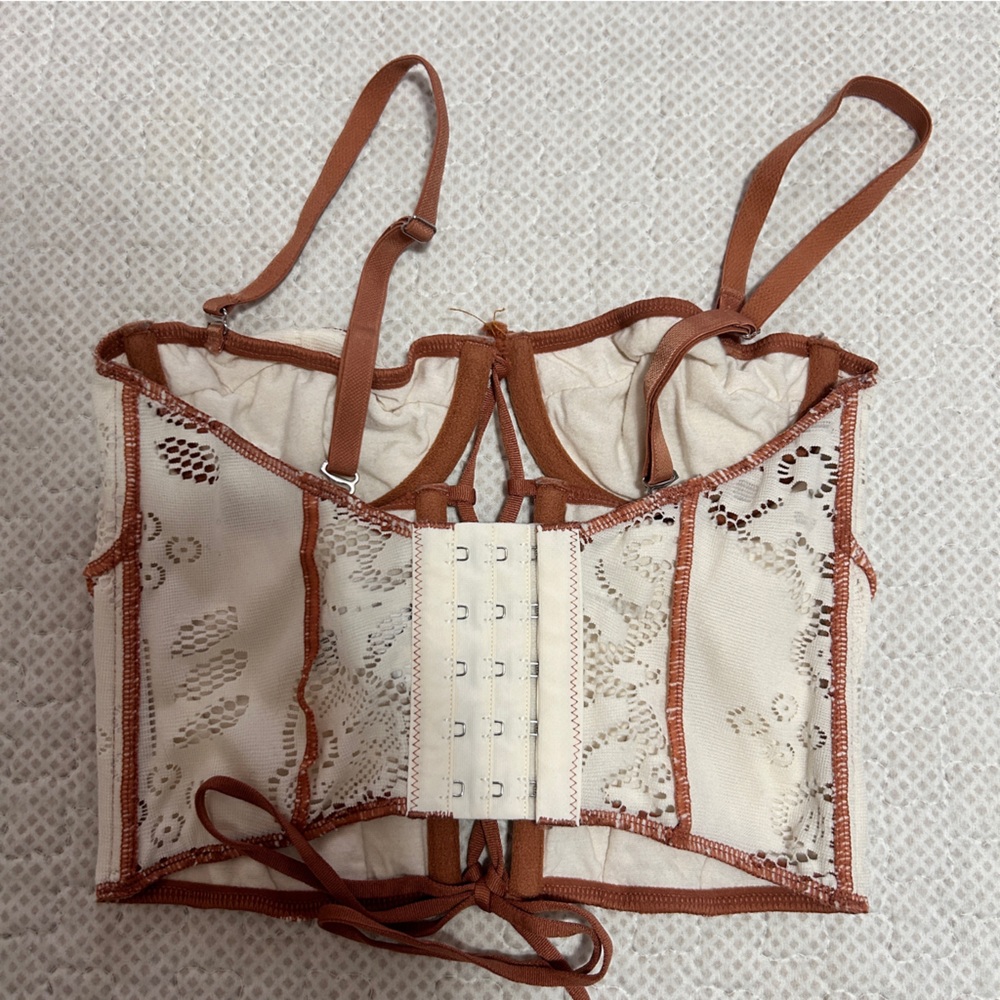 Out From Under Amour Lace Lace-Up Corset - Picture 4 of 6